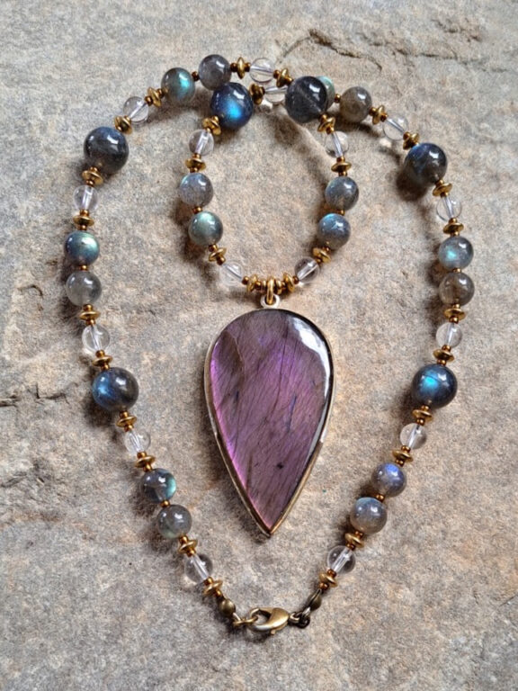 Labradorit purple Heilstein Anhänger an Edelsteinkette aus Labradorit und Bergkristall Perlen