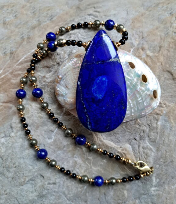 Lapislazuli Edelstein Anhänger an Perlenkette aus Onyx, Lapsilazuli und Pyrit
