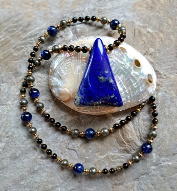 Lapislazuli Edelstein Anhänger an Kette aus Kyanit-, Obsidian-, und Pyritperlen