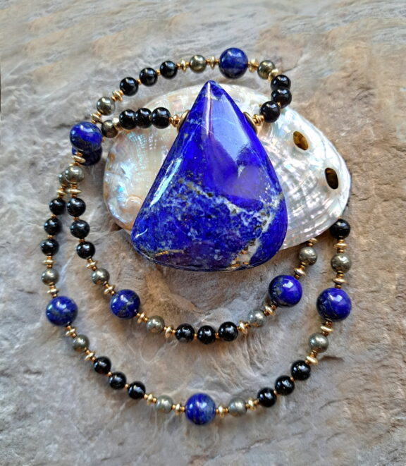 Lapislazuli Edelstein Anhänger an Perlenkette aus Pyrit- und Astrophyllitperlen