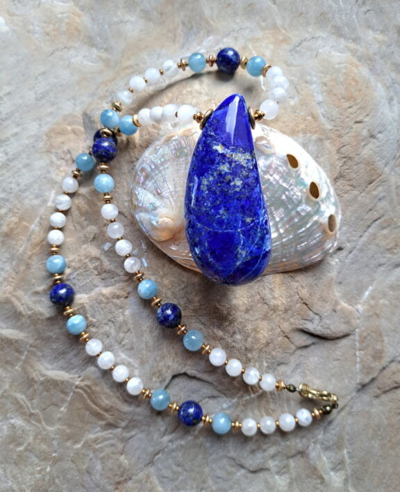 Lapislazuli Heilstein Anhänger an Perlenkette aus Mondstein. Aquamarin und Lapsislazuli