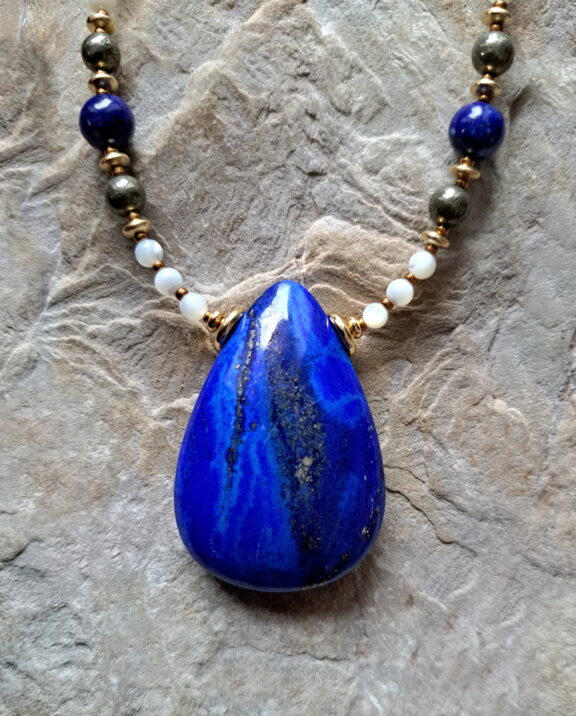Lapislazuli Amulett an Mondstein - Pyrit - Kette