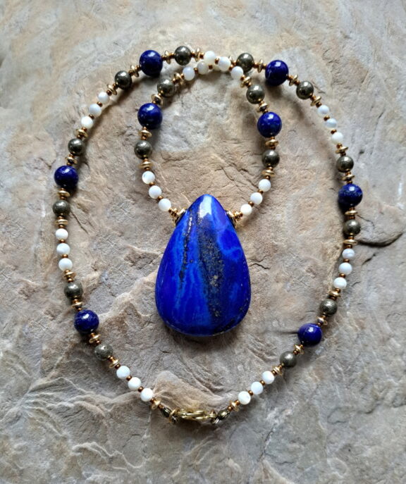 Lapislazuli Amulett an einer Perlenkette aus Mondstein, Pyrit und Lapislazuli