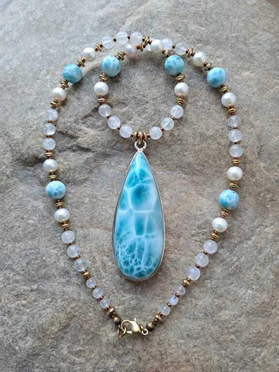 Larimar Anhänger an Edelsteinkette aus Mondstein, Larimar und Süsswasserperlen