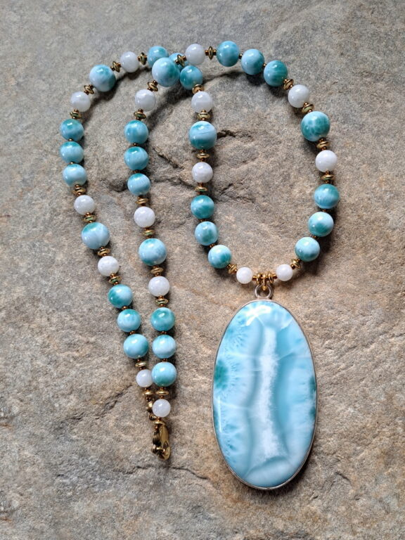 Larimar Anhänger extra gross an Larimar Kette mit Mondstein Perlen