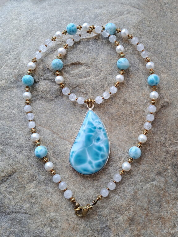 Larimar Anhänger an Heilsteinkette aus Perlmutt Perlen, Mondstein und Larimar Perlen
