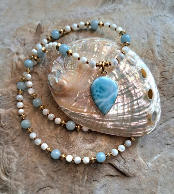 Larimar Edelsteinanhänger kombiniert mit einer Perlenkette aus Perlmutt und Trolleit