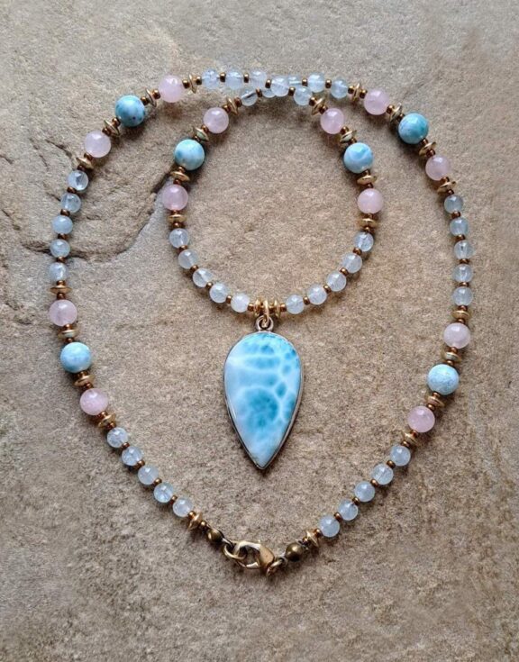Larimar Heilstein Anhänger an Kette aus Mondstein und Larimar Perlen