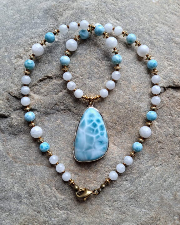 Larimar-Anhänger an Perlenkette aus Mondstein und Larimar - edler Echtschmuck
