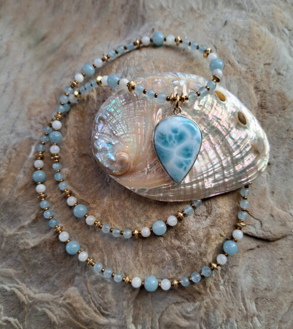 Larimar Edelsteinamulett an einer Kette aus Monstin-, Aquamarin-, und Trolleitperlen - handgemacht