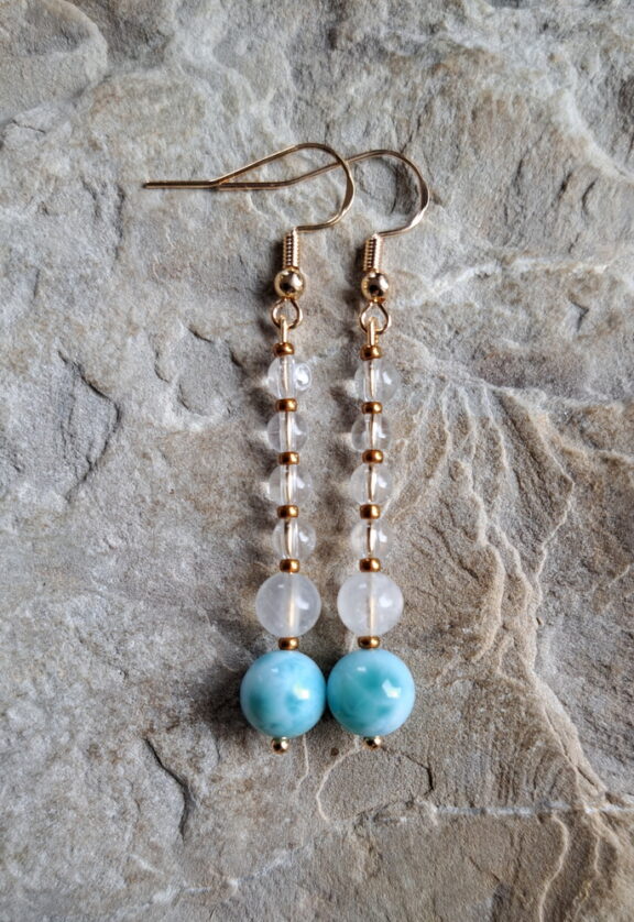 Heilstein-Ohrringe aus Sterling-Silber, verbunden mit Perlen aus Bergkristall, Regenbogenmondstein und Larimar - Larimarschmuck