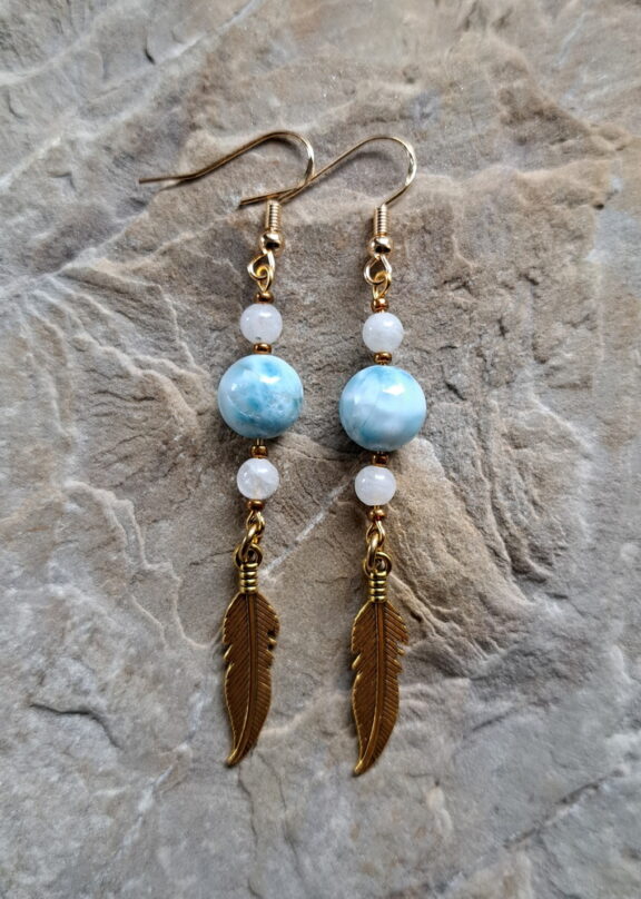 Larimar Heilsteinohrringe mit Feder in gold