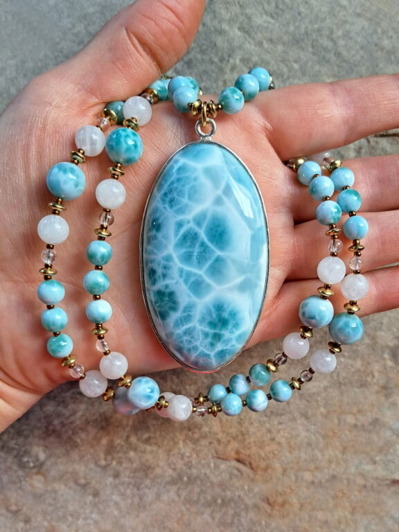 Larimar Anhänger extra gross an Heilsteinkette aus Larimar, Mondstein und Bergkristall Perlen