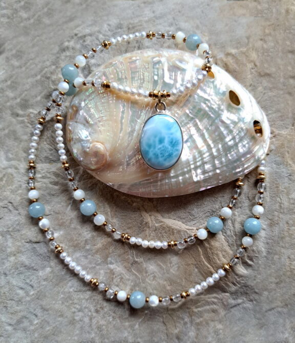 Larimar Amulett an Heilsteinperlenkette aus Süsswasserperlen, Tolleit, Bergkristall und Perlmutt