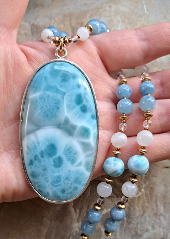 Larimaranhänger vereint mit Aquamarin, Mondstein, Larimar und Bergkristall - edler Schmuck
