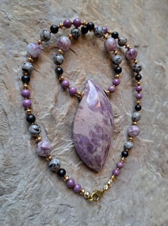 Lavendelquarz Amulett an Heilsteinkette aus Schungit, Larvikit und Phosphosiderit