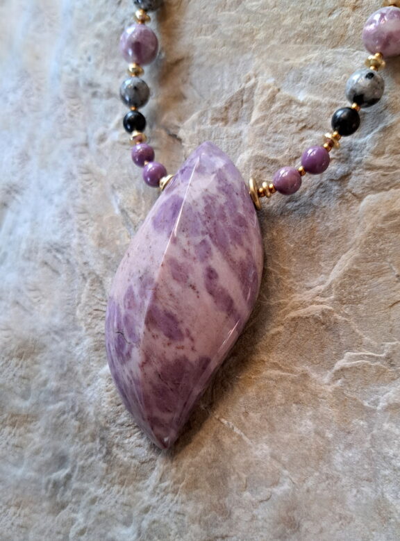 Handgeschliffenes Lavendeljade Amulett