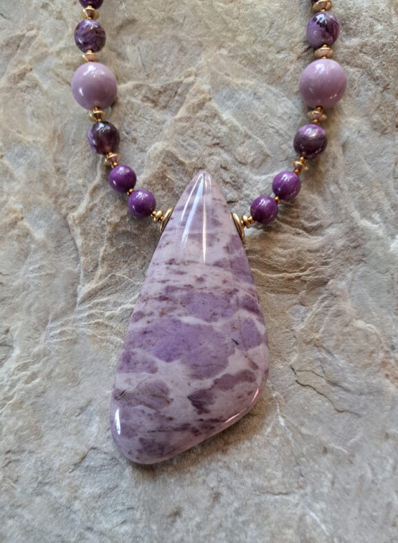 Lavendelquarz Heilsteinanhänger - handgeschliffen