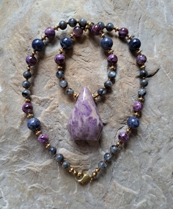 Lavendeljade - Saphir - Larvikit - Purple Muskovit -Edelsteinkette