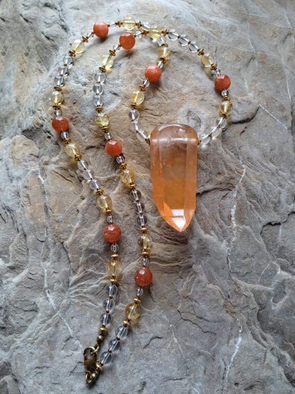 Golden Healer Lemuria Kristall Spitze Anhänger an Heilsteinkette aus Bergkristall, Citrin und Sonnenstein Perlen