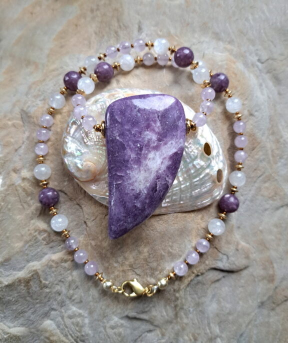 Lepidolith Edelstein -von Hand geschliffen - an einer Kette aus Lavendelquarz, Mondstein und Purple Muskovit