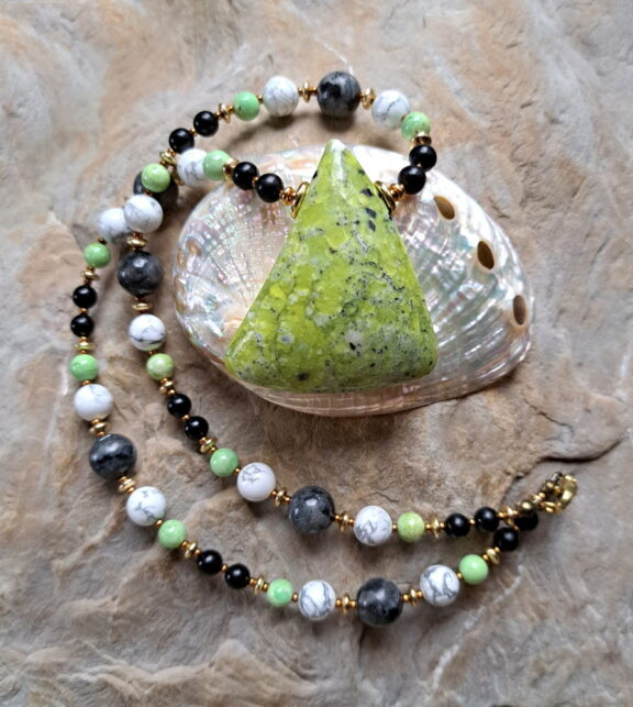 Lizardit Edelstein Kette - Naturschmuck mit Liebe gemacht