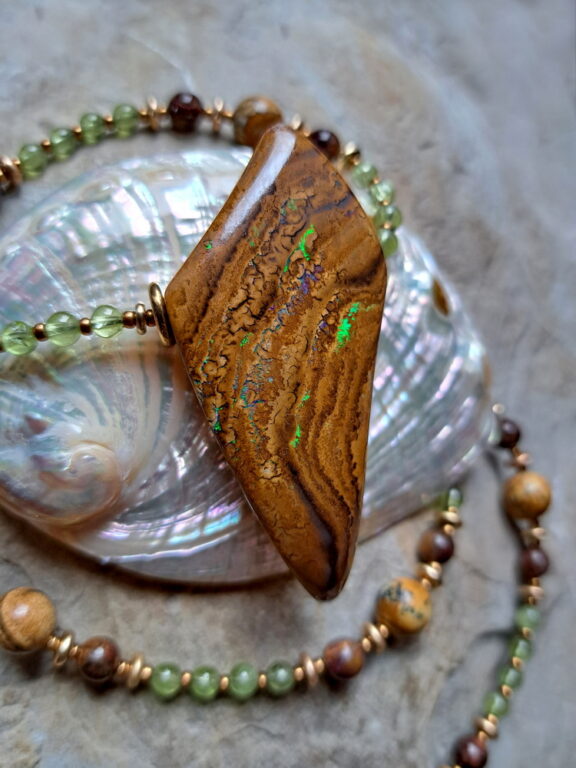 Matrixopal Amulett grün-braun