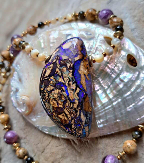 Farbenfroher Matrixopal Anhänger - handgemacht