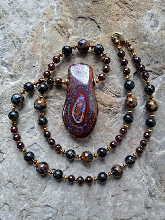 Eleganter Männerschmuck: Boulder-Opal-Anhänger an Halskette aus Edelsteinperlen - von Hand gefertigt