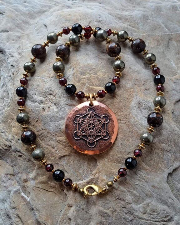 Erzengel Metatron Kupferanhänger an Kette aus Granat, Turmalin, Pyrit und Biotit Heilsteinperlen