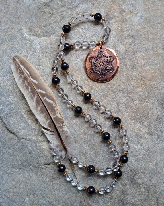 Metatron Schutzsymbol Kupferanhänger an Kette aus Bergkristall und Turmalin Heilstein Perlen