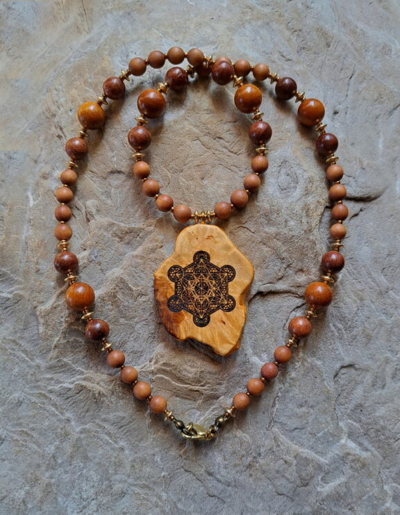 Baumperlen Anhänger mit dem Symbol Metatron an einer Sandelholz Perlen Kette