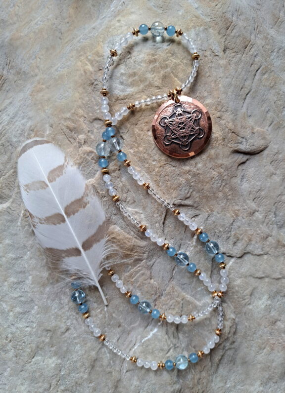 Metatron Kupfer Anhänger an Edelsteinkette aus Aquamarin-, Topas-, Bergkristall-, und Mondsteinperlen