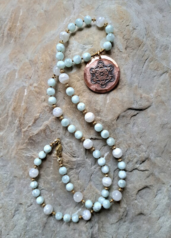 Metatron Kupfer Anhänger an einer Heilsteinperlenkette aus Angelit und Mondstein - Schutzengelkette