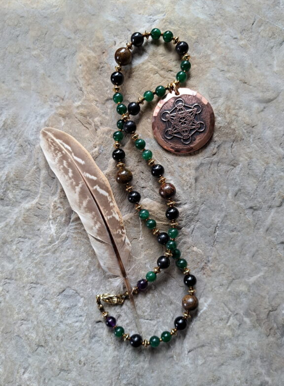 Metatron-Talisman-Anhänger aus Kupfer an Edelsteinkette aus Euchlorit-, Turmalin-, Schungit und Bronzitperlen - Schmuckunikat