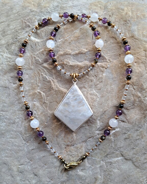 Mondstein Amulett an Perlenkette aus Amethyst, Goldobsidian, Amethyst und Bergkristall