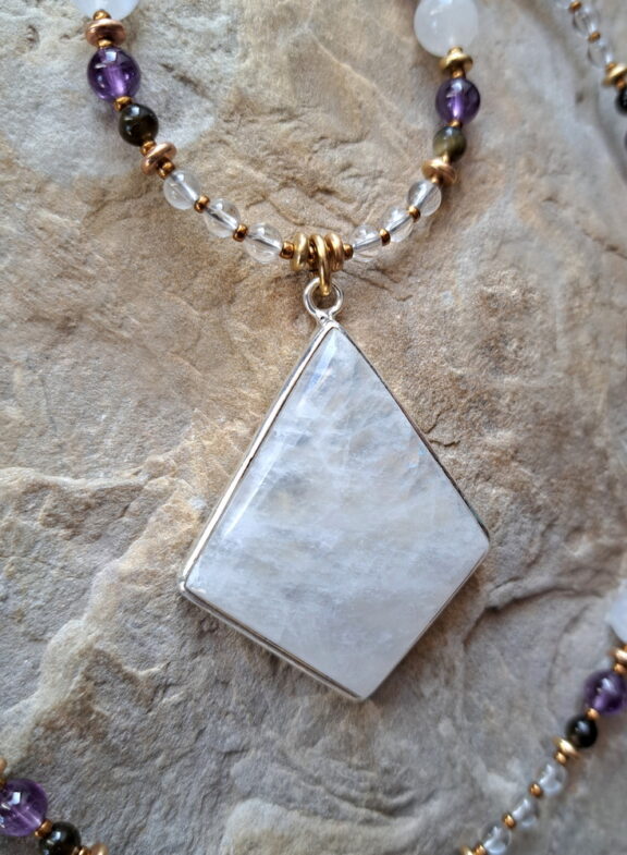 Mondstein Amulett in Silber gefasst