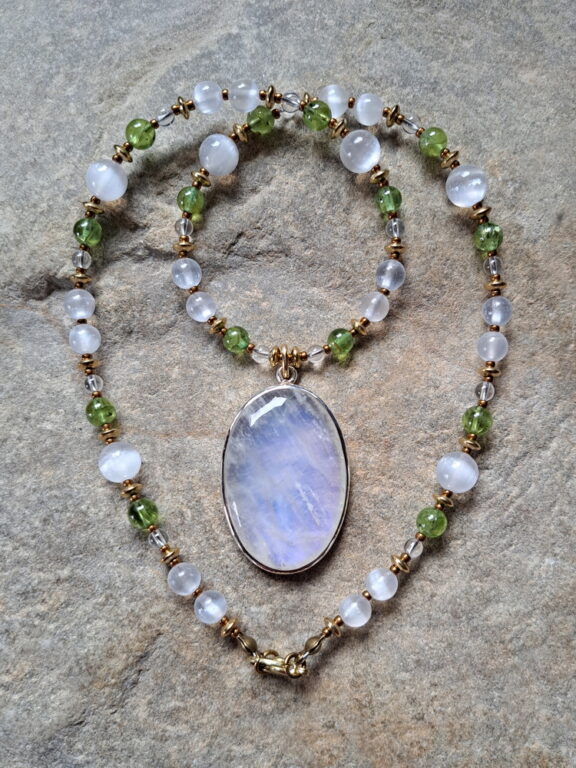 Mondstein Anhänger an Edelsteinkette aus Peridot, Selenit und Mondstein Perlen