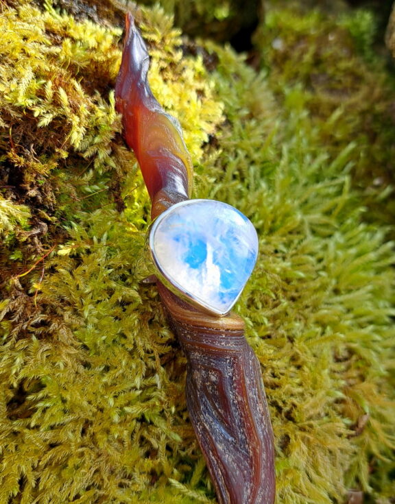 Regenbogenmondstein Ring in Silber gefasst