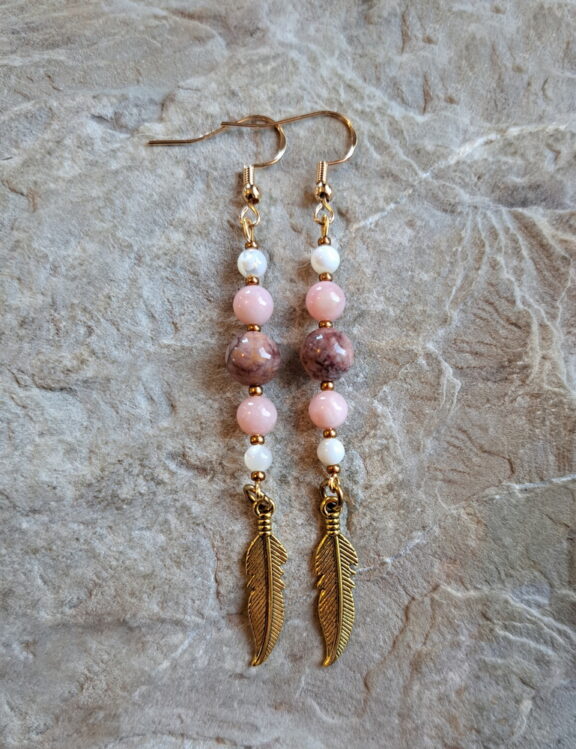 Feder-Ohrringe mit vergoldetem Sterling-Silber, verbunden mit Heilsteinperlen aus rosa Andenopal, Perlmutt und Mookait - leuchtender Heilstein-Schmuck