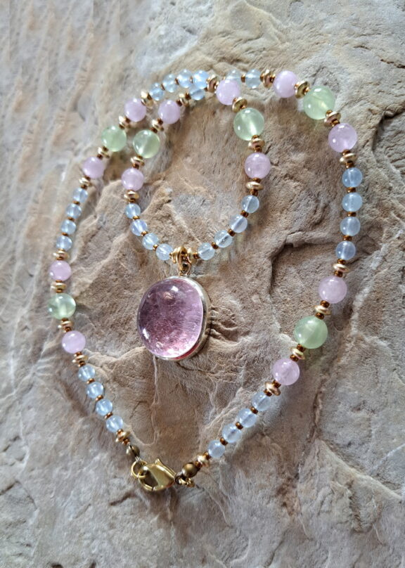 Morganit-Anhänger an Heilsteinkette mit Aquamarin, Kunzit und Prehnit - handgefertigter Schmuck