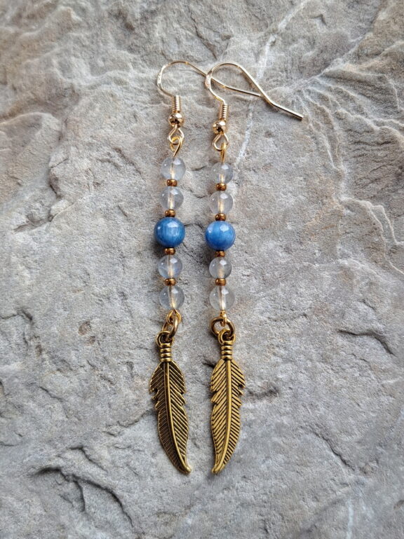 Kyanit-Ohrringe mit Feder - vergoldetes Sterling-Silber als Ohrschmuck