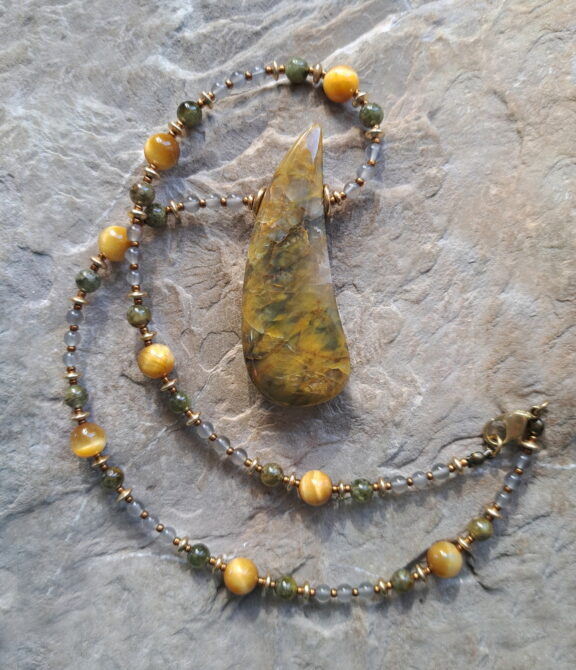 Nellit Amulett an Heilsteinperlenkette aus Tigerauge und Grossular