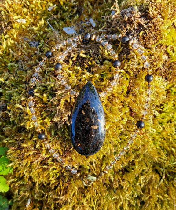 Nuumit Anhaenger Heilstein an einer Bergkristall Schungit Kette