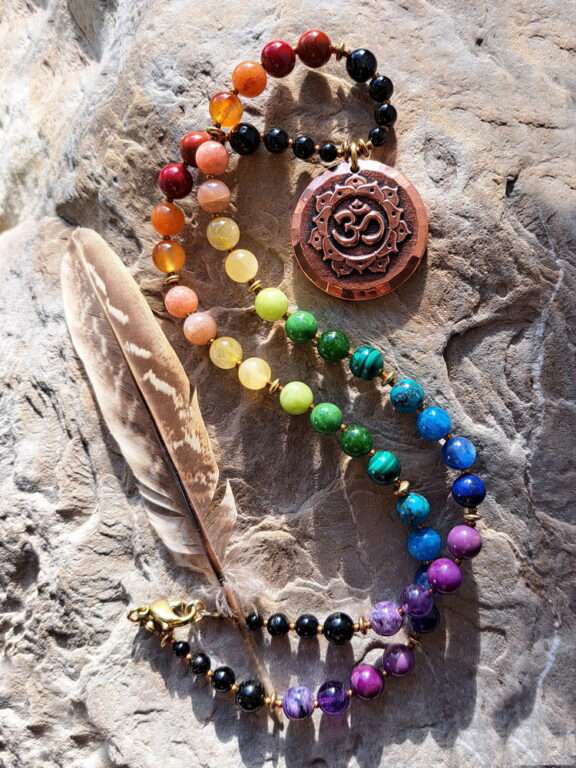 Ohm-Anhänger aus Feinkupfer an einer Edelsteinkette - edler Chakraschmuck