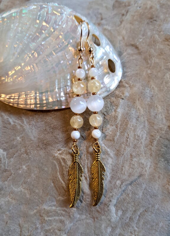 Edelstein-Ohrringe mit Perlen aus Perlmutt und Calcit, verziert mit einer Feder, - zauberhafter Heilsteinschmuck