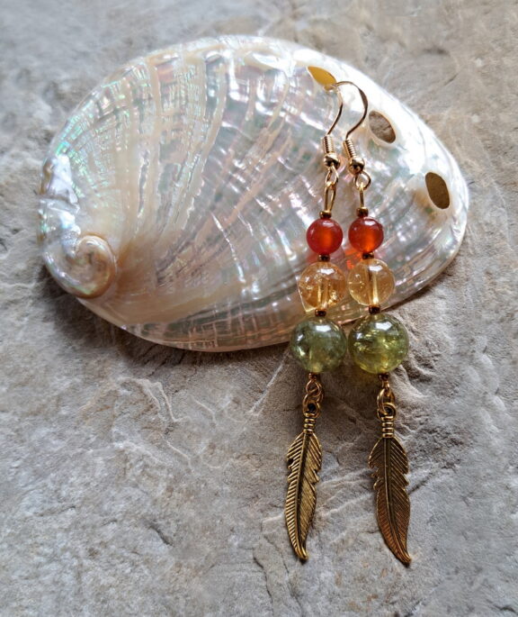 Selbst gemachte Ohrringe mit Edelsteinen aus grünem Granat, Citrin und Karneol - Schmuck der begeistert