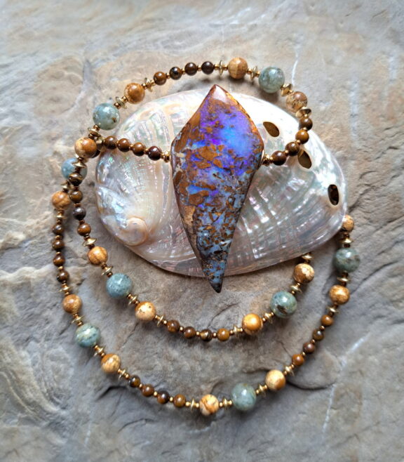 Boulderopal an Edelsteinperlenkette aus Chalcedon, Jaspis und Tigereisen