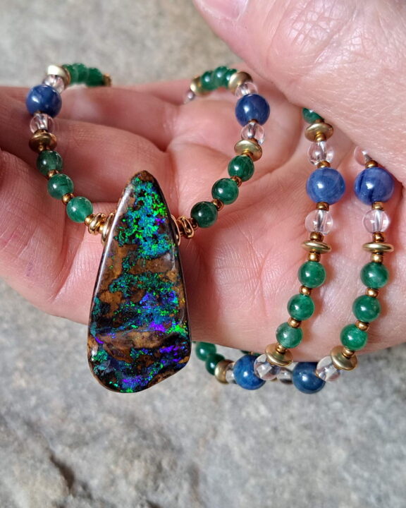 Echtschmuck als Perlenkette: Boulder-Opal-Anhänger mit Edelsteinperlen - von Hand gefertigt