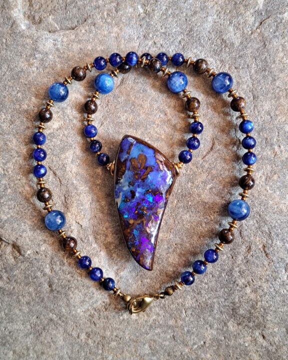 Schamanischer Schmuck als Edelsteinkette: Boulder-Opal-Anhänger mit Heilsteinperlen - von Hand gefertigt